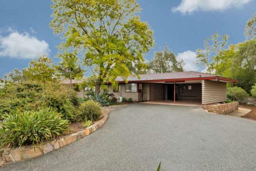 Hilltop Retreat, Main House