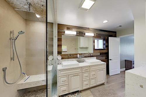 Tunnel Manor