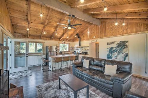Newly Renovated Lake Arrowhead Cabin With Deck!