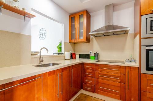 Wintowinrentals Large Terrace, Pool & 300m Beach