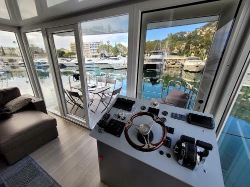 Houseboat Aurora
