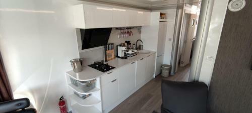 Houseboat Aurora