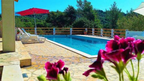 Villa Matea With Pool