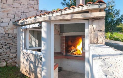 Stunning Apartment In Splitska W/ 1 Bedrooms