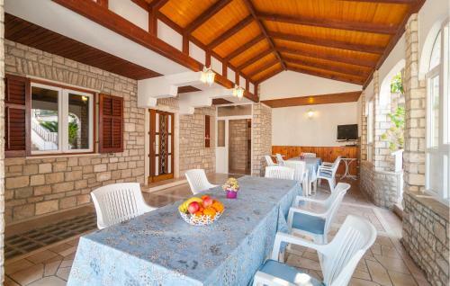 Stunning Apartment In Splitska W/ 1 Bedrooms