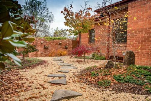 Inner-city Comfort & Charm / Narrabundah