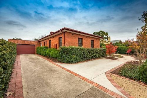 Inner-city Comfort & Charm / Narrabundah
