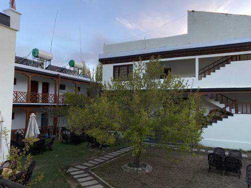 Hotel Kang Lha Chen