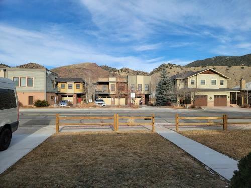 Spacious 4 Bedroom House Close To Everything!
