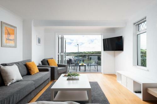 Sea-renity, Stunning Beach House With Coastal Views