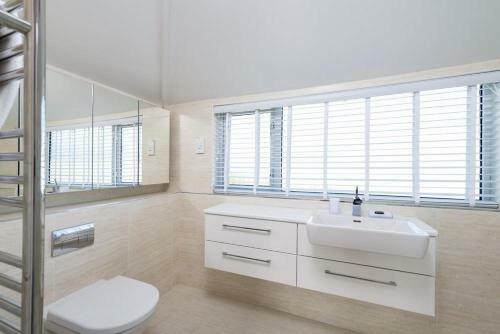 Sea-renity, Stunning Beach House With Coastal Views