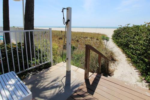 Crescent Beach Club I 19c