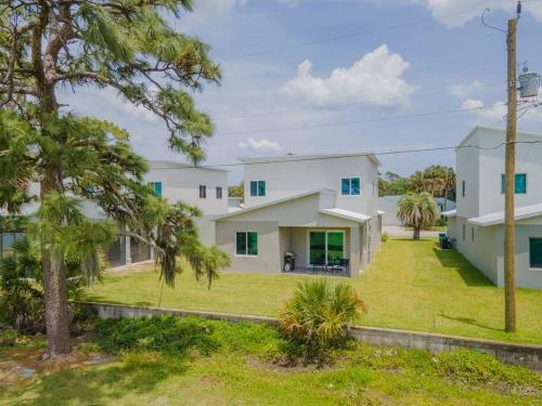 4 Bedroom Home In Downtown, 5 Min From The Beach.