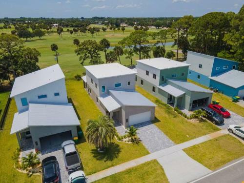 4 Bedroom Home In Downtown, 5 Min From The Beach.