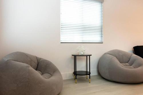 4 Bedroom Home In Downtown, 5 Min From The Beach.