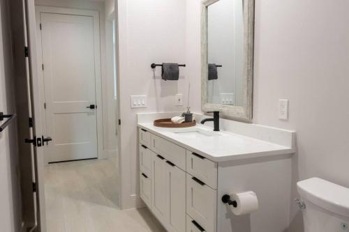 4 Bedroom Home In Downtown, 5 Min From The Beach.