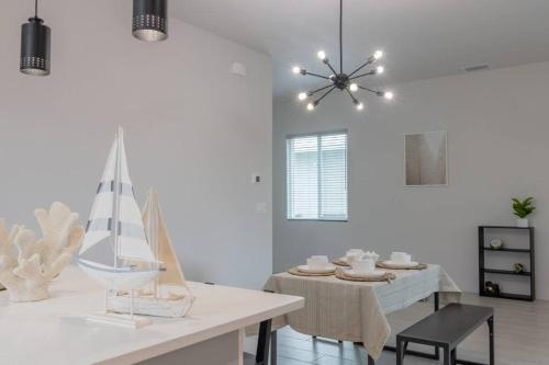4 Bedroom Home In Downtown, 5 Min From The Beach.