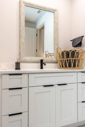 4 Bedroom Home In Downtown, 5 Min From The Beach.