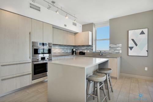 5 Amenities 22 High Floor With Stunning Views Infinity Edge Pool