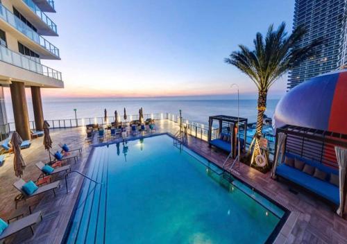 5 Beachfront Condo Amazing Rooftop Pool Front Oceanview Balcony