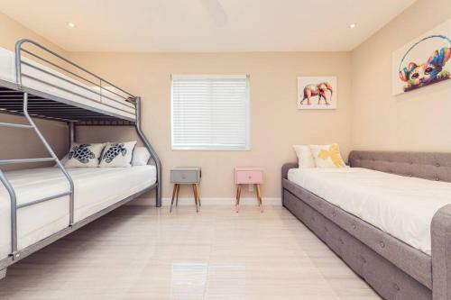 Luxe Stunning 4 Bdr 3,5 Bath With Heated Pool