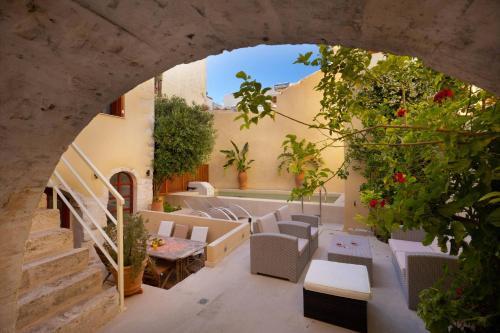 Byblos Villa Walking Distance To Everything W/heated Pool & Bbq