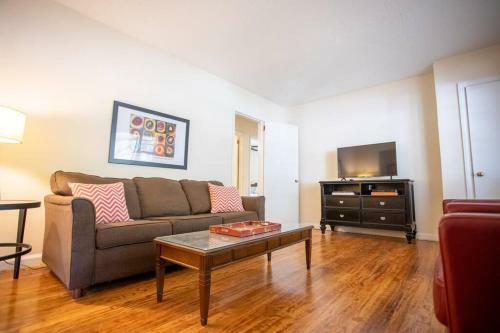 Cozy 3 Bed 1 Bath Updated Home. Close To Everything!
