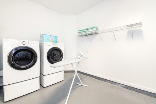 Updated Vista Cay Townhome, 10 Min From Universal
