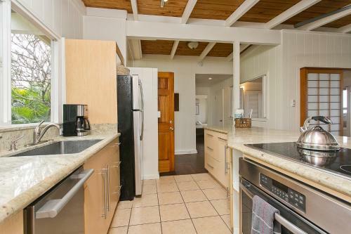 Waimea Point Oceanfront House - (with Air Conditioning)