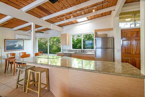 Waimea Point Oceanfront House - (with Air Conditioning)