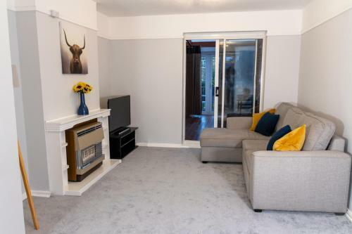 Catsbrook House - Sleeps 7 - Business Travellers Accommodation