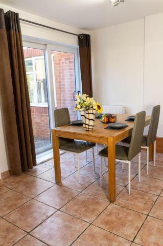 Catsbrook House - Sleeps 7 - Business Travellers Accommodation