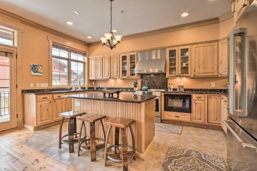 Lovely Big Sky Getaway Near Skiing And Golf!