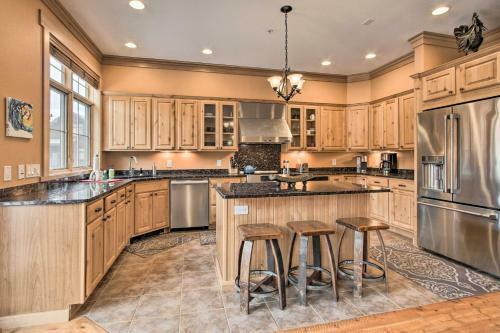 Lovely Big Sky Getaway Near Skiing And Golf!