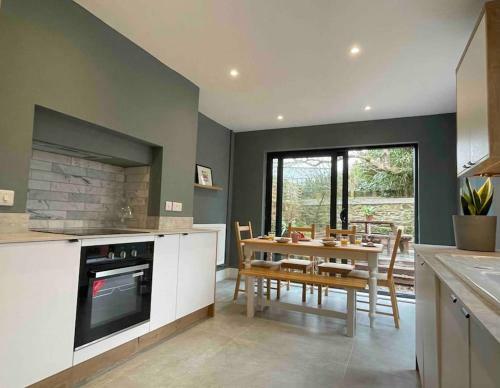 Bright & Spacious Edwardian Townhouse With Garden