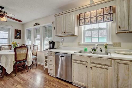5br Beach Home Sleeps 10 Walk To The Pier Oceanview