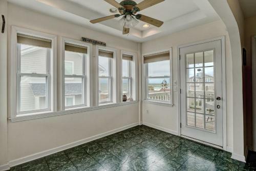 5br Beach Home Sleeps 10 Walk To The Pier Oceanview