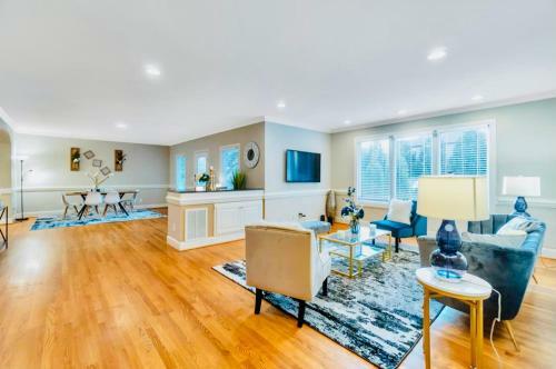 King Bed, Home Theater, Pool Table, Game Room, Fireplace