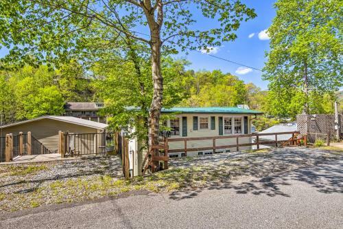 Charming Waterfront Cottage With Porch And Grill!