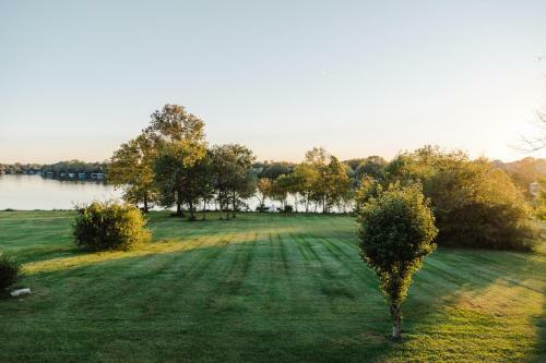 The Above Lakeside Retreat Nashville