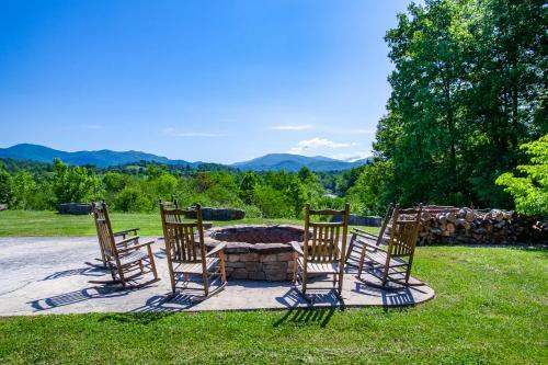 Travelers Paradise W Community Pool Grill