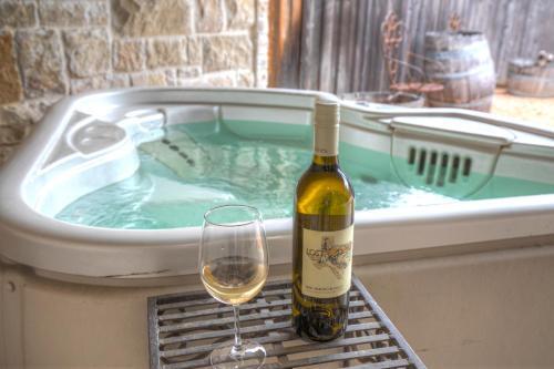 Cozi Cottage With Hot Tub! - 2 Min To Wineries!