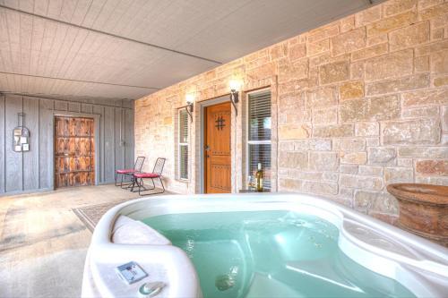 Cozi Cottage With Hot Tub! - 2 Min To Wineries!