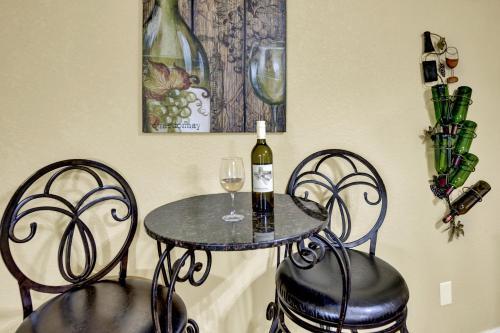 Cozi Cottage With Hot Tub! - 2 Min To Wineries!