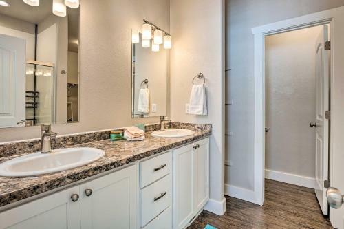 Lovely Cheyenne Home With Fireplace And Grill!