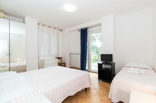Chiavari Cozy Apartments In Villa With Shared Garden & Parking