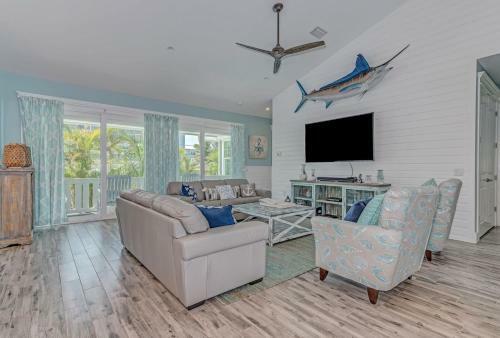 4 Bed 4 Bath, Bonus Bunk Room Heated Pool Water Slide Spa Wifi