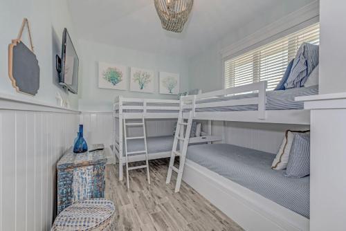 4 Bed 4 Bath, Bonus Bunk Room Heated Pool Water Slide Spa Wifi