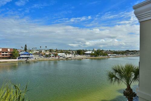 Land's End 404 Building 3 Top Floor With Stunning Water View