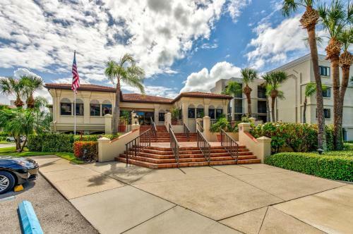 Land's End 404 Building 3 Top Floor With Stunning Water View
